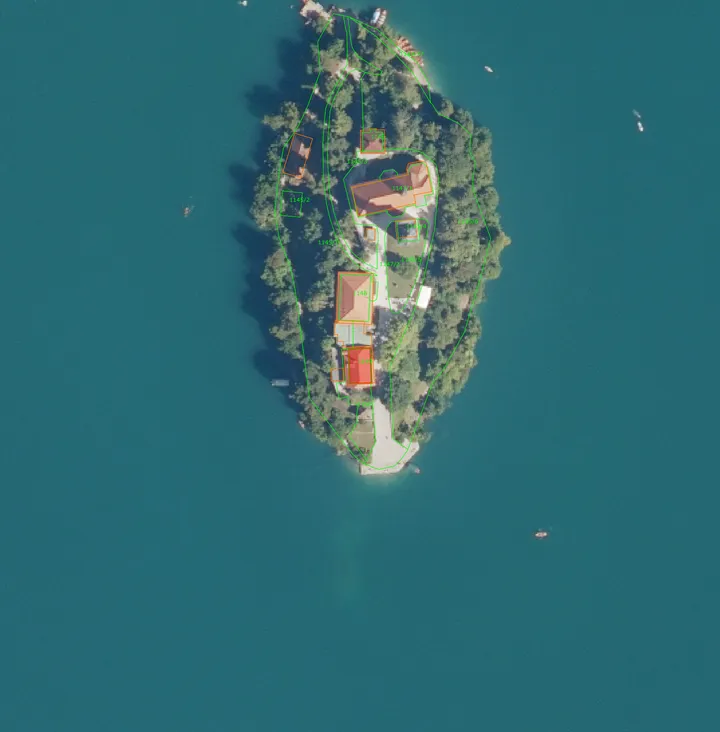 Ortofoto Blejskega otoka s katastrskimi mejami in številkami parcel; parcela 1149 na južnem delu otoka je rdeče poudarjena.