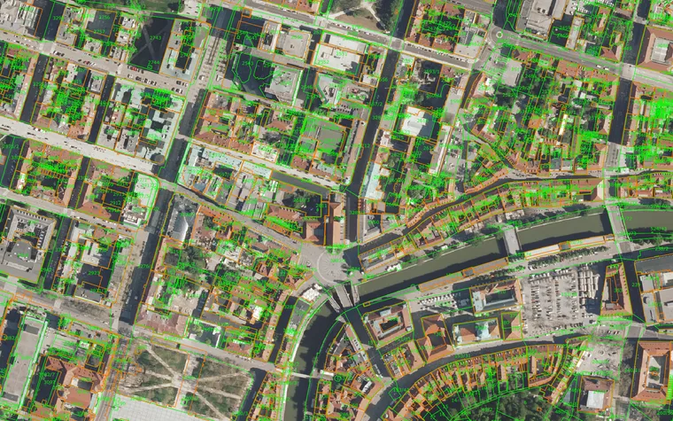 Ortofoto središča Ljubljane s katastrskimi mejami, številkami parcel in obrisi stavb: Prešernov trg, Tromostovje in Ljubljanica.