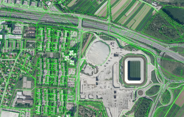 Barvni ortofoto 2022–2024 istega obsega: Športni park Stožice s stadionom in dvorano, sedanji kataster se ujema z novimi objekti.