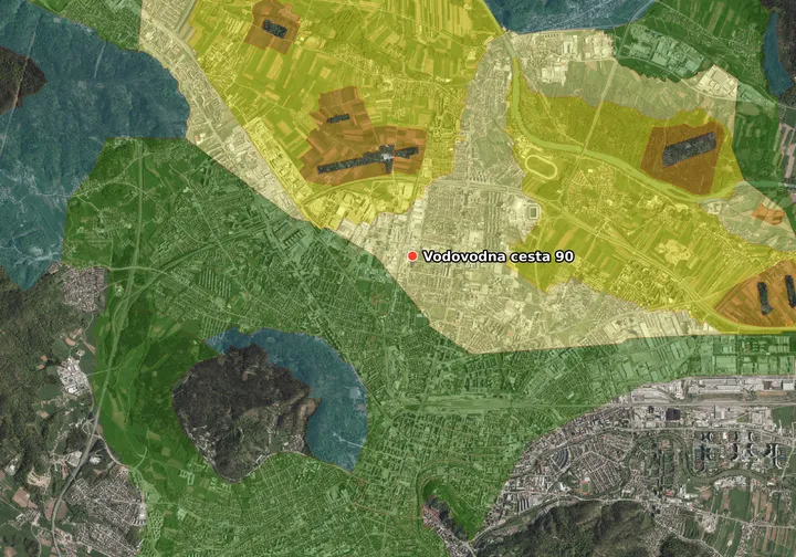 Ortofoto severnega dela Ljubljane s pobarvanimi vodovarstvenimi območji Ljubljanskega polja; rdeča točka z napisom označuje naslov Vodovodna cesta 90.